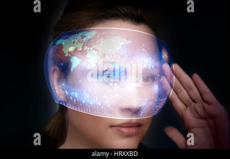 Close-up Portrait von junge und schöne Frau mit der virtuellen futuristische Brille (Technologie-Konzept). Holografische virtuelle Schnittstelle und junge Frau Stockfoto