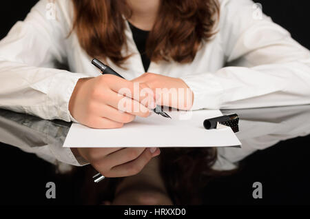 Nahaufnahme von Frau, die ein Dokument oder einen Vertrag zu unterzeichnen Stockfoto
