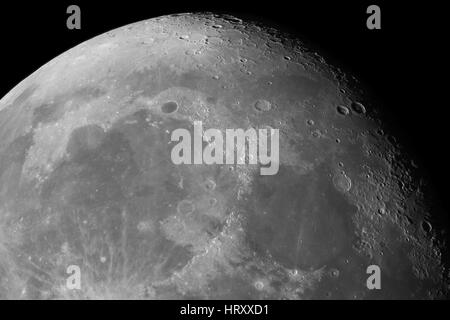 Nahaufnahme von der Mondoberfläche. Haupt-Objekte und Bereiche: Mare Serenitatis, Mare Imbrium, Procellarum-Beckens, Archimedes, Cassini, Aristillus, Plato, Alpin Stockfoto