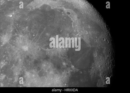 Nahaufnahme der Mondoberfläche. Die wichtigsten Objekte und Bereiche: Mare Imbrium, Lavaströme, Mare Serenitatis, dunkle Ränder, Serpentin Ridge, Archimedes, Aristillus Stockfoto