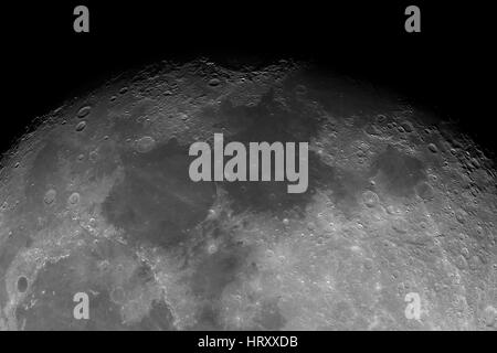 Nahaufnahme der Mondoberfläche. Die wichtigsten Objekte und Bereiche: Mare Imbrium, Lavaströme, Mare Serenitatis, dunkle Ränder, Serpentin Ridge, Archimedes, Aristillus Stockfoto