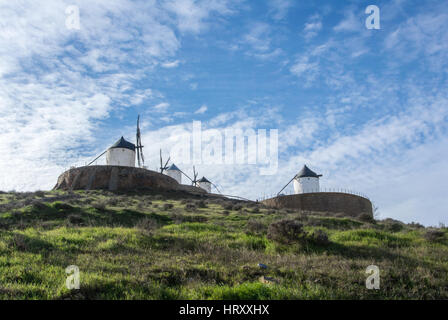 Weiß, die alten Windmühlen auf dem Hügel in der Nähe von Consuegra (Castilla La Mancha, Spanien), ein Symbol der Region und Reisen von Don Quijote (Alonso Quijano) auf wolkig Stockfoto