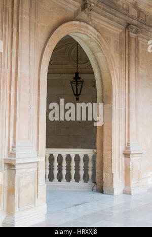 Ein Bogen und eine Laterne auf den Korridor von Carl V Palast Alhambra, Granada (Andalusien, Spanien). Stockfoto