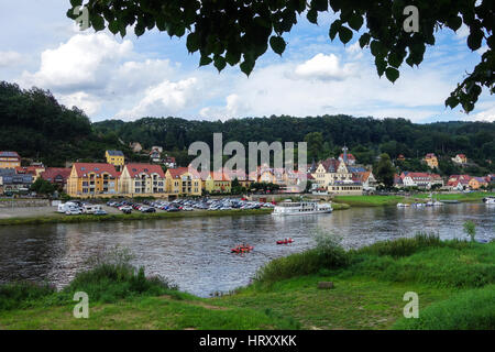 STADT WEHLEN. Deutschland - 4. August 2016: Ein Blick auf Stadt Wehlen und Elbe Fluss an einem Sommertag. Stockfoto