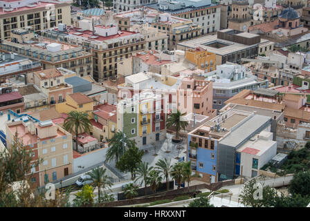 Ein Blick über den Dächern im Zentrum von Alicante, Spanien. Stockfoto