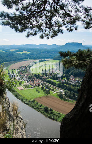 Ein Blick vom Schreibtisch Beobachtung der Bastei in der sächsischen Schweiz, Deutschland, Kurort Rathen und der Elbe an einem Sommertag. Stockfoto