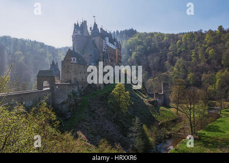 Burg Eltz - eine der berühmtesten und schönsten Schlösser in Deutschland. Stockfoto