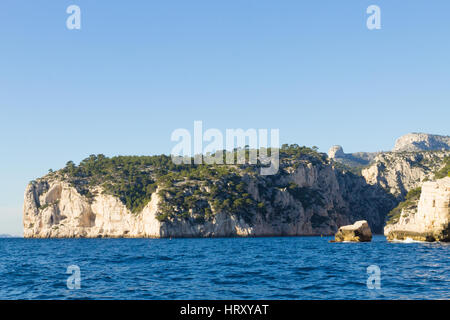 Schöne Natur der Calanques an der azurblauen Küste von Frankreich. Calanques-Nationalpark in der Nähe von Marseille. Natur und outdoor Stockfoto