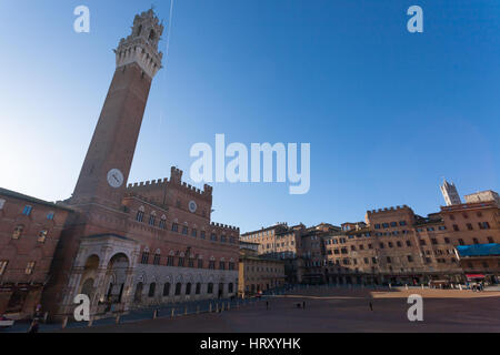 Tagesansicht Campo Platz (Piazza del Campo), Siena, Palazzo Pubblico und Mangia-Turm (Torre del Mangia) in Siena, Toskana, Italien. Stockfoto