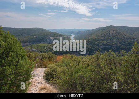 Die Gorges de Ardeche besteht aus einer Reihe von Schluchten in den Fluss Ardèche, bilden eine 30 Kilometer lange Schlucht. Stockfoto