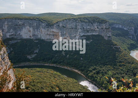 Die Gorges de Ardeche besteht aus einer Reihe von Schluchten in den Fluss Ardèche, bilden eine 30 Kilometer lange Schlucht. Stockfoto