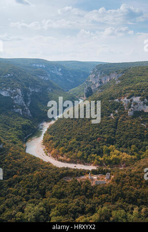 Die Gorges de Ardeche besteht aus einer Reihe von Schluchten in den Fluss Ardèche, bilden eine 30 Kilometer lange Schlucht. Stockfoto