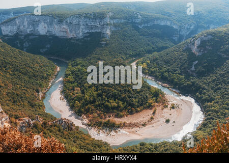 Die Gorges de Ardeche besteht aus einer Reihe von Schluchten in den Fluss Ardèche, bilden eine 30 Kilometer lange Schlucht. Stockfoto