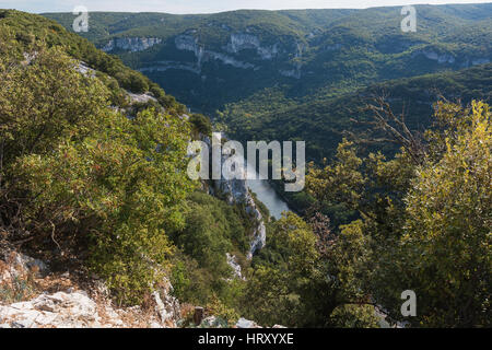 Die Gorges de Ardeche besteht aus einer Reihe von Schluchten in den Fluss Ardèche, bilden eine 30 Kilometer lange Schlucht. Stockfoto