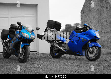 Fleck Farbe Blau Suzuki 650 SV mit Suzuki Black Bird Stockfoto