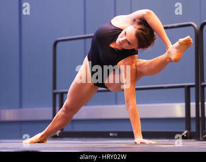 4. März 2017: Yogi es konkurrieren bei Arnold Sports Festival. Columbus, Ohio, USA. Brent Clark/Alamy Live-Nachrichten Stockfoto