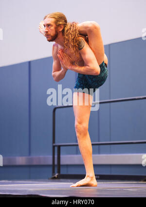 4. März 2017: Yogi es konkurrieren bei Arnold Sports Festival. Columbus, Ohio, USA. Brent Clark/Alamy Live-Nachrichten Stockfoto