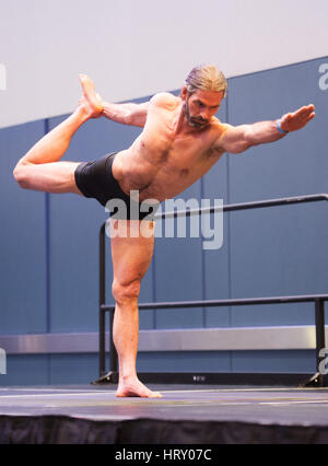 4. März 2017: Yogi es konkurrieren bei Arnold Sports Festival. Columbus, Ohio, USA. Brent Clark/Alamy Live-Nachrichten Stockfoto