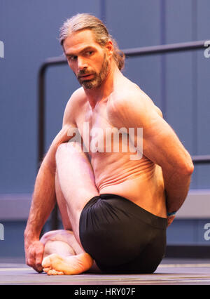 4. März 2017: Yogi es konkurrieren bei Arnold Sports Festival. Columbus, Ohio, USA. Brent Clark/Alamy Live-Nachrichten Stockfoto