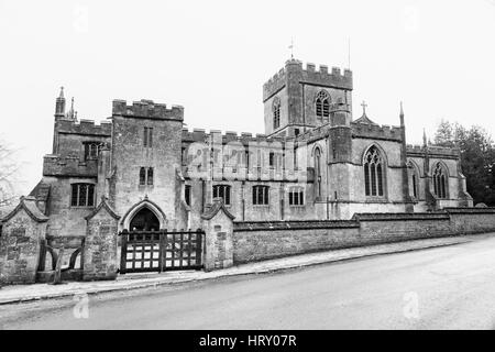 Schwarz-Weiß-Bild der Edington Priory Church, Edington, Wiltshire, England, Großbritannien Stockfoto