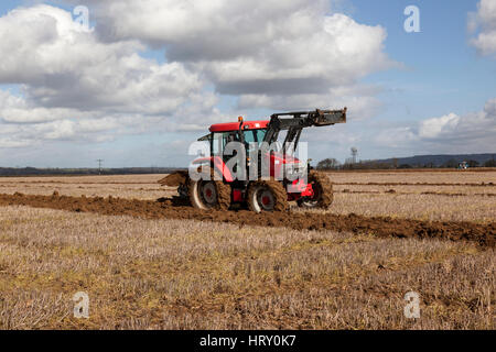 McCormick MC100-Traktor bei einem Pflügespiel in Trowbridge, Wiltshire, England, Großbritannien Stockfoto