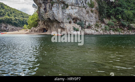 Kajak fahren Sie auf dem Fluss Berg im Hintergrund. Stockfoto