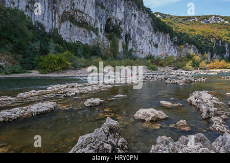 Bergfluss und unten Fluss Kajak. Stockfoto