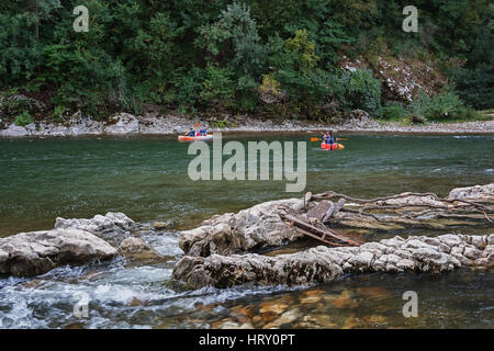 Bergfluss und unten Fluss Kajak. Stockfoto