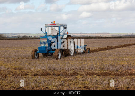 Pflügen Match statt in Trowbridge, Wiltshire mit Traktoren und Shire Horses Stockfoto