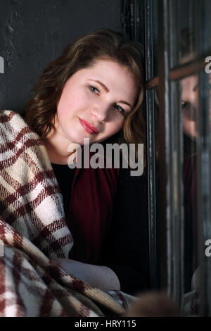 Frau am Fenster sitzen Stockfoto