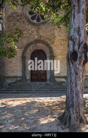 Eingang der Kirche in der Stadt von Vallon Pont d ' Arc, Frankreich. Stockfoto