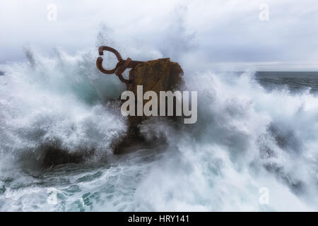 Wellen planschen im El Peine de Los Vientos, Chillida Skulptur Stockfoto