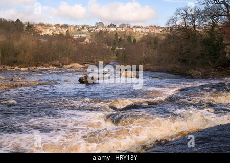 Blick über die Richmond Wasserfall entlang dem Fluß Swale, Yorkshire, England, UK Stockfoto