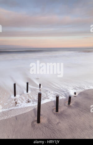 Cambois Strand, Northumberland, bei Sonnenuntergang und Flut entlang der Nordostküste Stockfoto