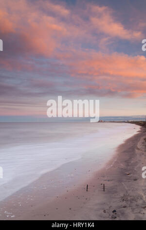 Cambois Strand, Northumberland, bei Sonnenuntergang und Flut entlang der Nordostküste Stockfoto