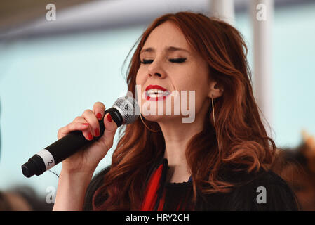 Kate Nash singt beim March4Women Event im Rahmen des Internationalen Frauentages. Ein Konzert im Rathaus Stockfoto