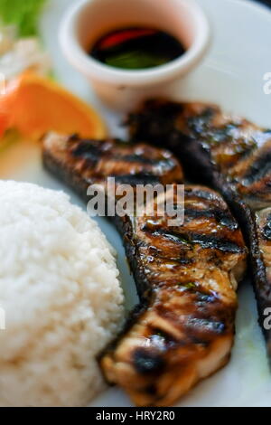 Gesunde Ernährung, gegrillter Fisch, Steak mit Reis und Soja-Sauce Stockfoto