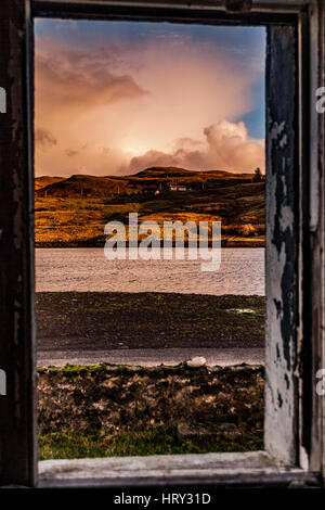 Blick durch die Fenster der verlassenen Bauernhaus Ruinen von Struan Jetty, Isle Of Skye, Schottland Stockfoto