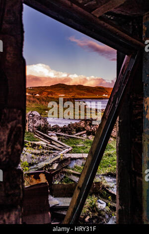 Blick durch eingestürzte Türöffnung von verlassenen Bauernhaus Ruinen von Struan Jetty, Isle Of Skye, Schottland Stockfoto