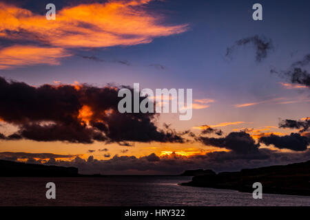 Sonnenuntergang mit Dämmerlicht über Loch Beag, Isle Of Skye, Blick auf das Ullinish Punkt, Bracdale Punkt, Ardtreck Punkt und Insel Oronsay Stockfoto