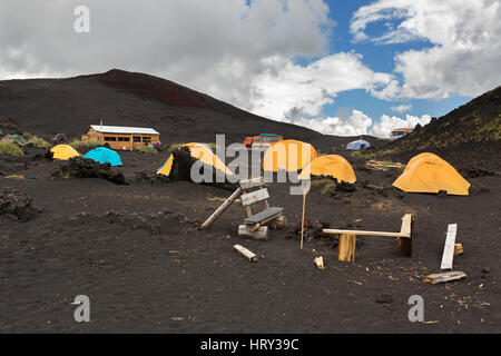 Campingplatz auf dem Lavafeld am Vulkan Tolbachik, nach Ausbruch im Jahr 2012 Klyuchevskaya Gruppe von Vulkanen Stockfoto