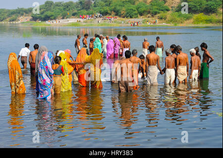 Bhil Menschen versammeln sich in den Gewässern während Baneshwar Mela Stockfoto