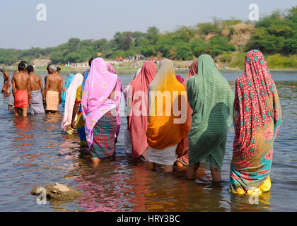 Bhil Menschen versammeln sich in den Gewässern während Baneshwar Mela Stockfoto