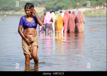 Rituelle Baden in den Gewässern während Baneshwar Mela Stockfoto