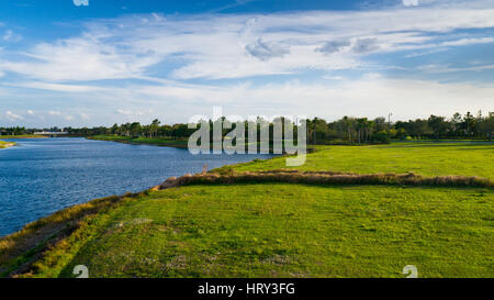 Blauer Himmel und grünen Feldern Stockfoto