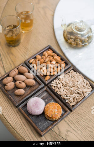 Snacks und Tee auf Tisch Stockfoto