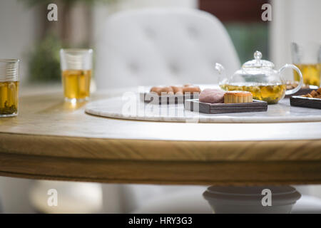 Snacks und Tee auf Tisch Stockfoto