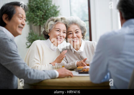 Glücklich Senioren Freunde reden und trinken Tee Stockfoto