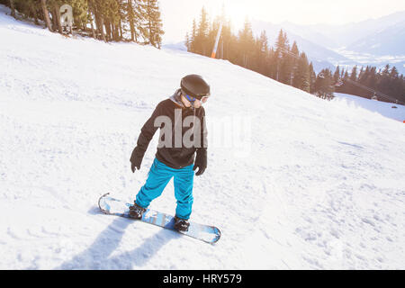 Winterurlaub, junger Mann auf Snowboard im Hochgebirge Stockfoto