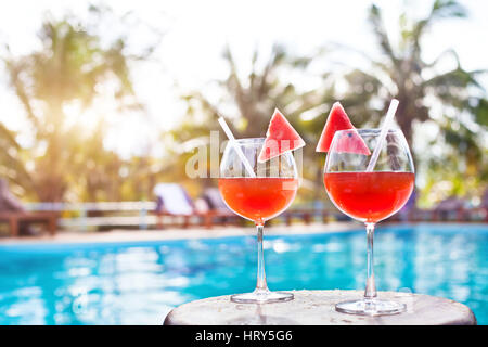 Strand Urlaub Hintergrund mit zwei Cocktails in der Nähe von Schwimmbad im luxuriösen Hotel, Tourismus Stockfoto